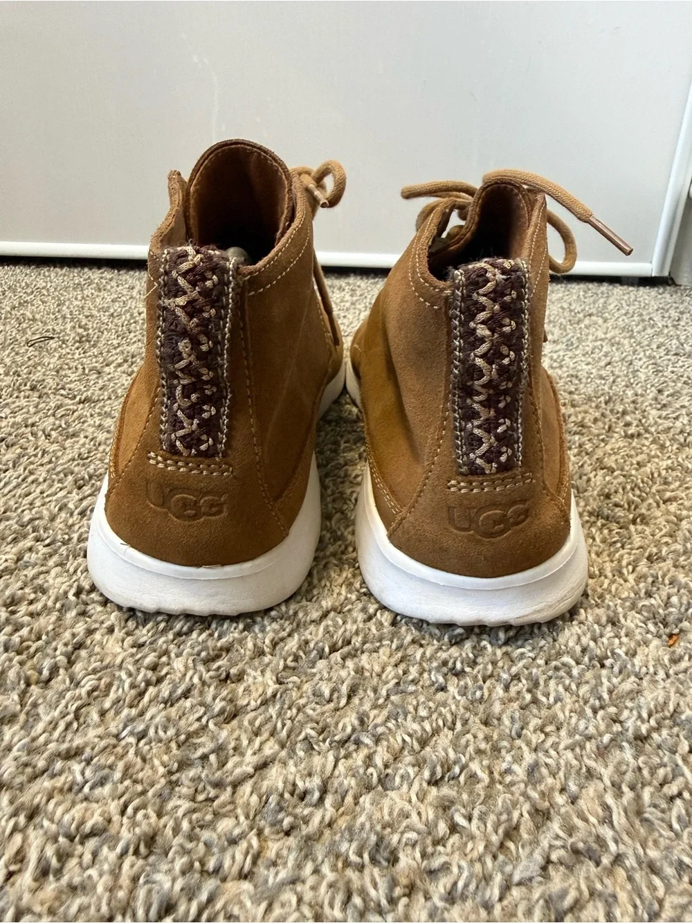 UGG Men's Suede Chukka Boots - Chestnut Brown with White Sole